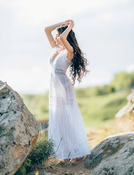Açık havada beyaz elbiseli genç kadın — Stok fotoğraf