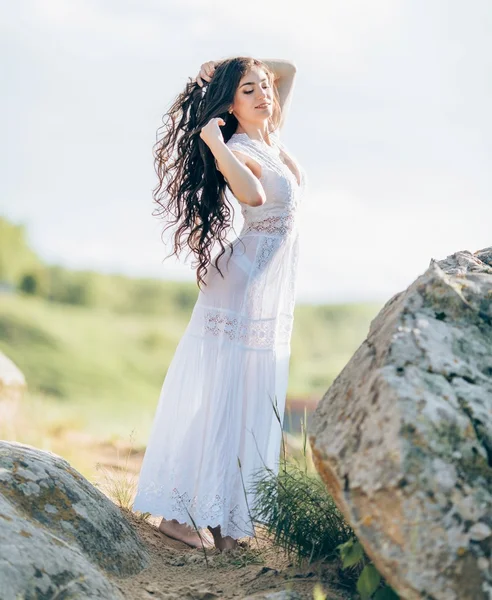 Açık havada beyaz elbiseli genç kadın — Stok fotoğraf