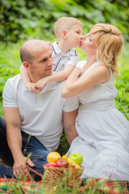 Hamile kadınla kadının kocasını ve oğlunu