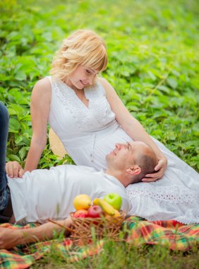 hamile kadın kocasıyla Bahçe