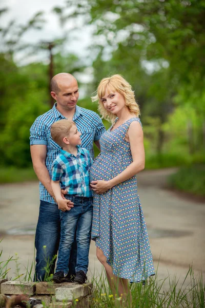 Femme enceinte avec son mari et son fils — Photo