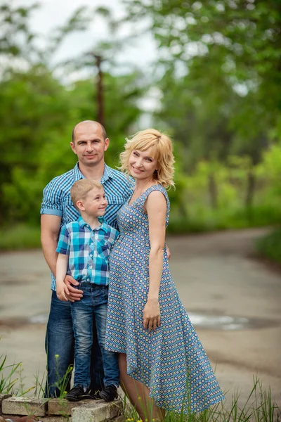 Zwangere vrouw met haar man en zoon — Stockfoto