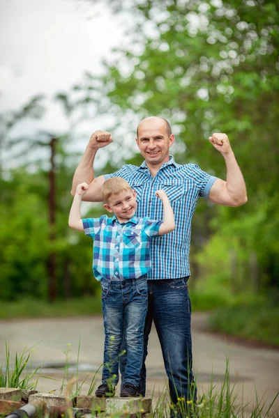 Ung lykkelig far med sønn – stockfoto