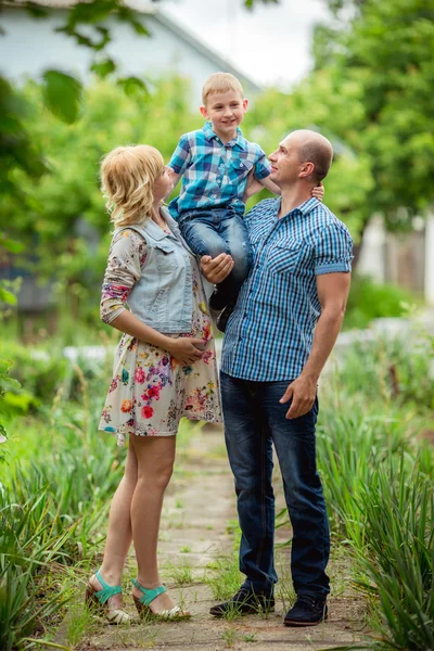 Pregnant woman with her husband and son — Stock Photo, Image