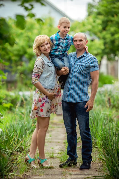 Mulher grávida com seu marido e filho — Fotografia de Stock