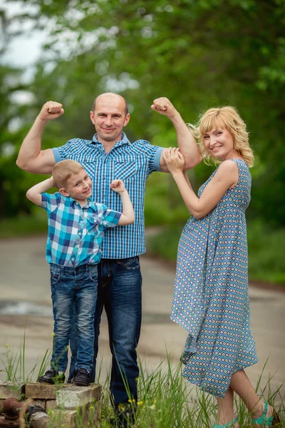 Donna incinta con suo marito e suo figlio — Foto Stock