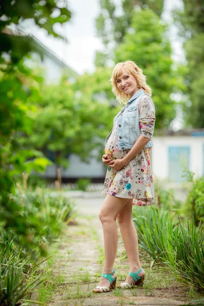 Mulher loira grávida na natureza — Fotografia de Stock