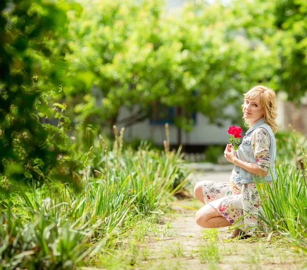 Donna bionda incinta in natura — Foto Stock