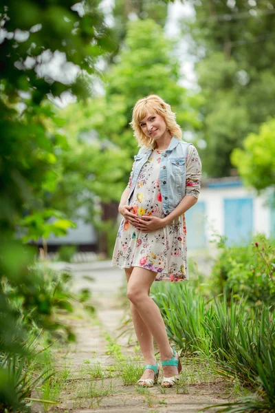 Zwangere blonde vrouw in de natuur — Stockfoto