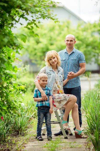 Donna incinta con suo marito e suo figlio — Foto Stock