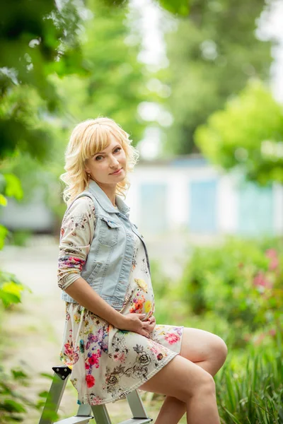 Mulher loira grávida na natureza — Fotografia de Stock