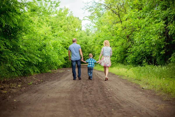 Schwangere mit Mann und Sohn — Stockfoto