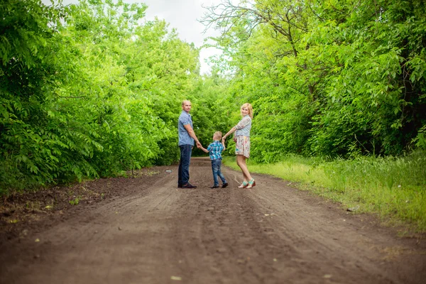 Zwangere vrouw met haar man en zoon — Stockfoto