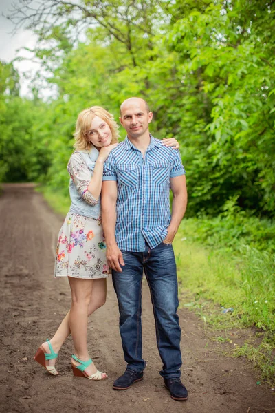 Schwangere mit Ehemann im Garten — Stockfoto