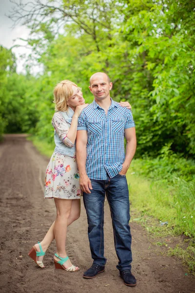 Femme enceinte avec son mari dans le jardin — Photo