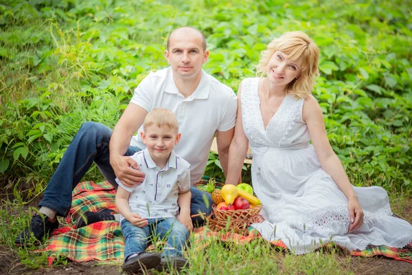 Zwangere vrouw met haar man en zoon — Stockfoto