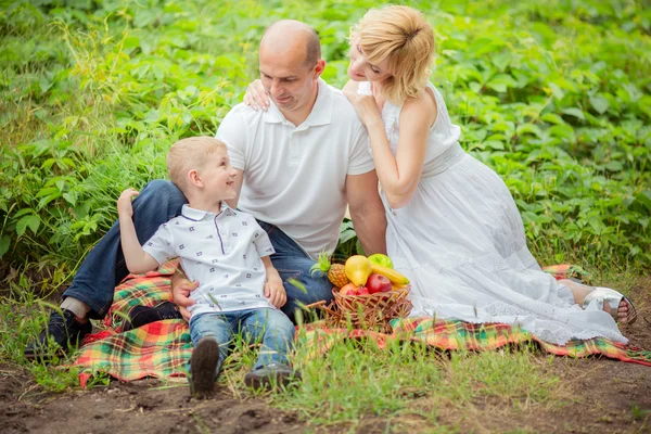 Zwangere vrouw met haar man en zoon — Stockfoto