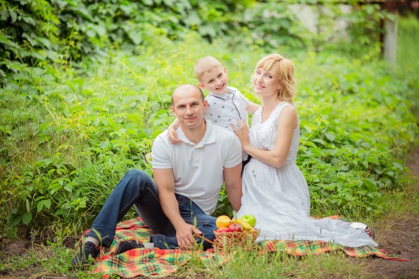 Gravid kvinna med hennes make och son — Stockfoto