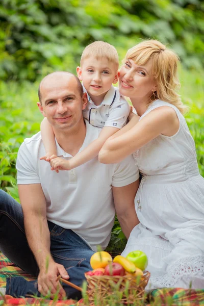 Zwangere vrouw met haar man en zoon — Stockfoto