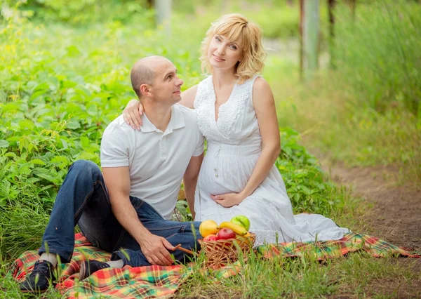 庭で夫と妊娠中の女性 — ストック写真