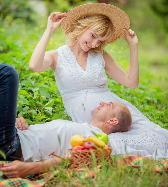 Donna incinta con il marito in giardino — Foto Stock