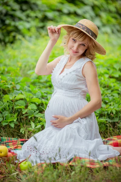 Pregnant blonde woman in nature — Stock Photo, Image