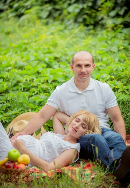 Schwangere mit Ehemann im Garten — Stockfoto