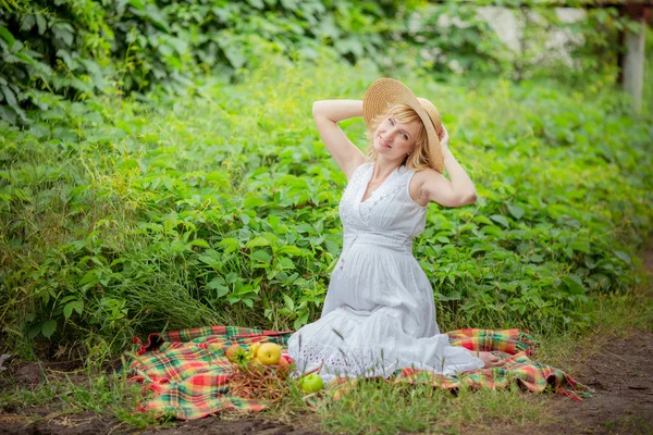 Mulher loira grávida na natureza — Fotografia de Stock