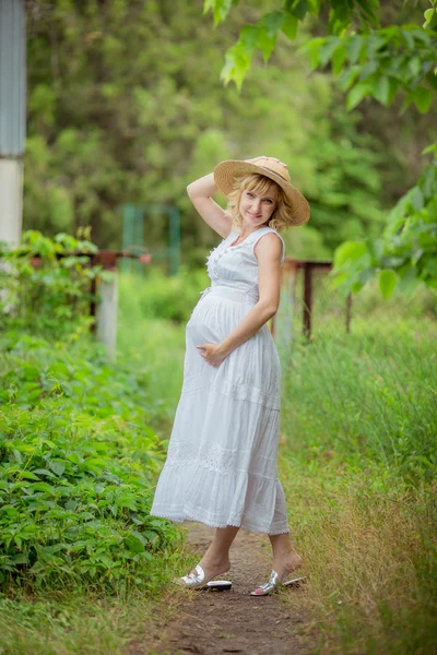 Έγκυος ξανθιά γυναίκα στη φύση — Φωτογραφία Αρχείου