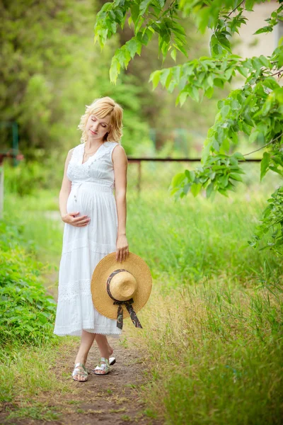 Pregnant blonde woman in nature — Stock Photo, Image