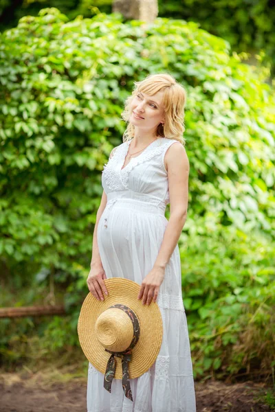 怀孕的金发女人，自然 — 图库照片