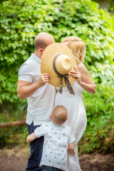 Donna incinta con suo marito e suo figlio — Foto Stock