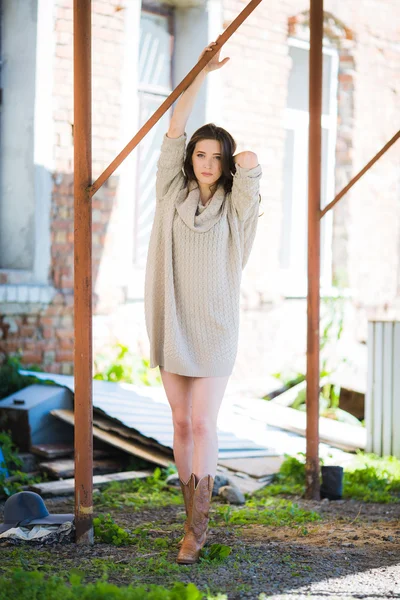 Krásná žena v teplý svetr — Stock fotografie