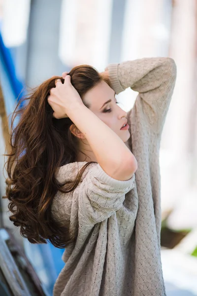 Schöne Frau im warmen Pullover — Stockfoto