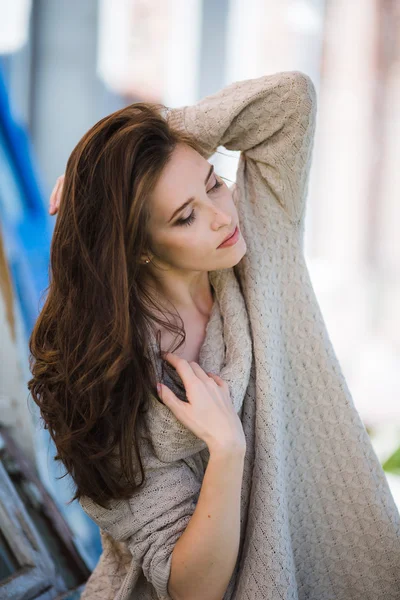 美丽的女人，在温暖的毛衣 — 图库照片