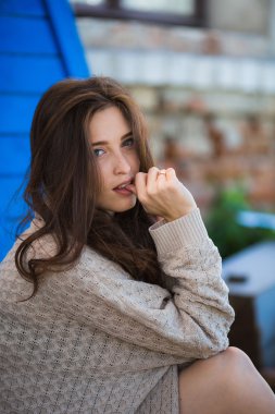 sıcak kazaklı güzel kadın