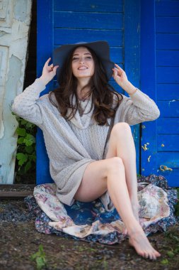 Güzel kadın sıcak kazak ve şapka 