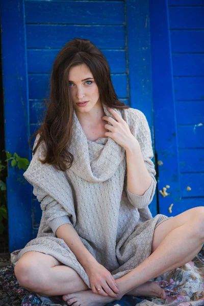 Piękna kobieta w ciepły sweter — Zdjęcie stockowe