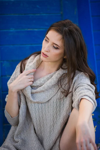美丽的女人，在温暖的毛衣 — 图库照片