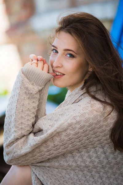 Красива жінка в теплому светрі — стокове фото