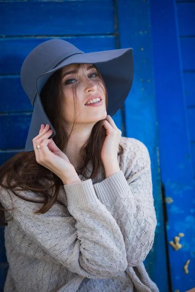 Beautiful woman in warm sweater and hat — Stock Photo, Image