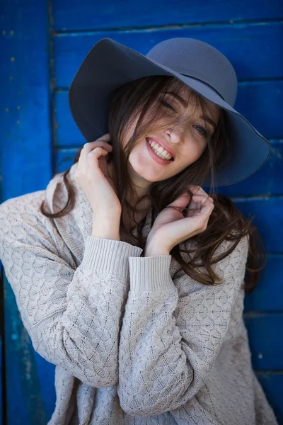 Hermosa mujer en suéter cálido y sombrero — Foto de Stock