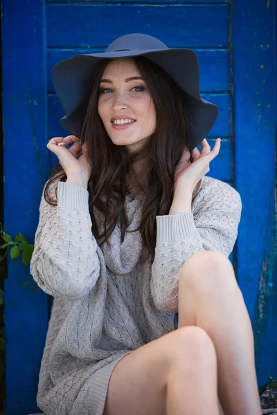 Beautiful woman in warm sweater and hat — Stock Photo, Image