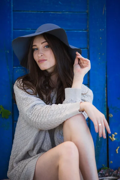 Hermosa mujer en suéter cálido y sombrero — Foto de Stock