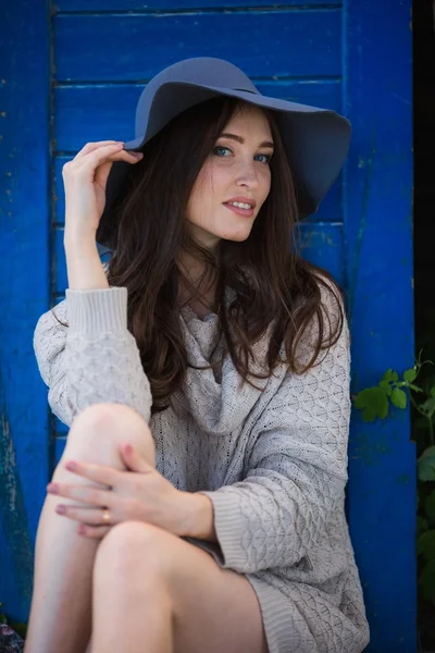 Mulher bonita em suéter quente e chapéu — Fotografia de Stock