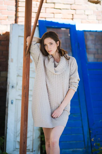 Mooie vrouw in warme trui — Stockfoto