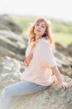 Taşlar bir arka plan üzerinde güzel kadın