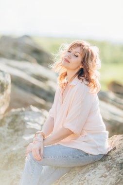 Taşlar bir arka plan üzerinde güzel kadın