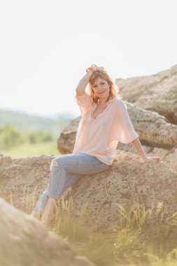 Taşlar bir arka plan üzerinde güzel kadın