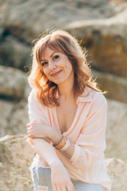 Taşlar bir arka plan üzerinde güzel kadın